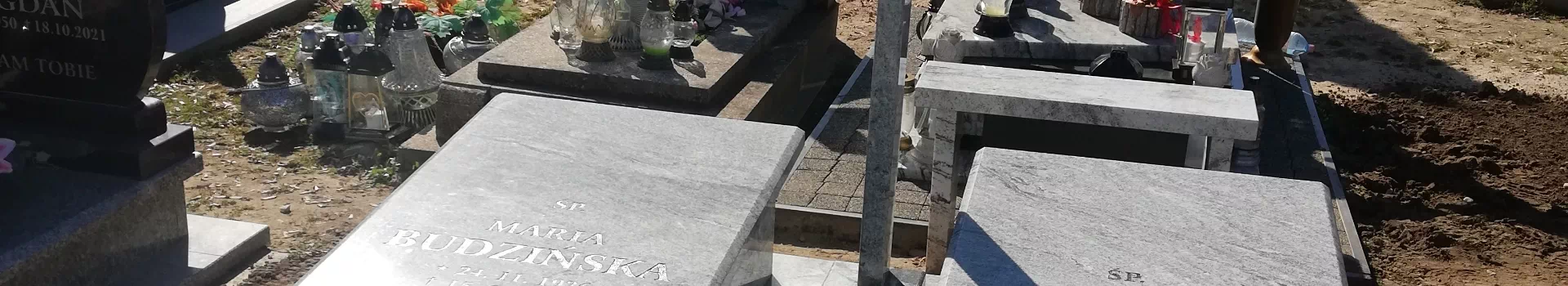 Pojedyncze nagrobki na cmentarzu
